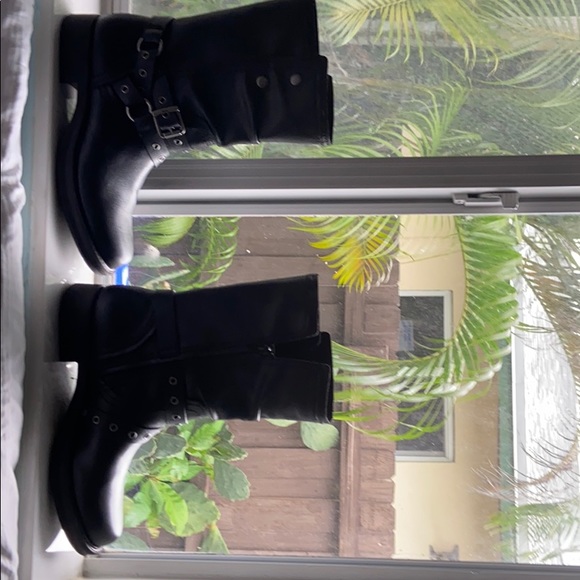 Women’s size 9 Black Boots 🖤 - Picture 2 of 6